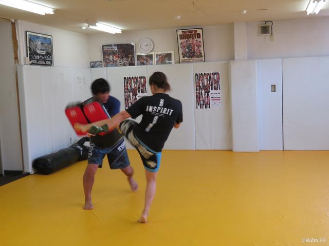 画像: 扇久保と同様にダミー人形を使ったトレーニングからミット打ちへ。