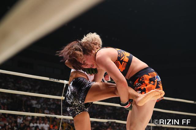 画像11: 注目の“闘う母決戦”は打撃勝負で山本美憂に軍配が上がる 攻める姿勢を貫くも石岡沙織が涙の敗戦