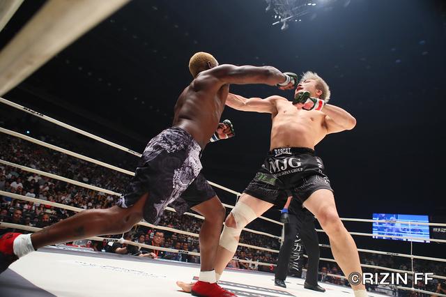 画像5: “火の玉ボーイ”が劇的KO勝利 会場に大・五味コールが巻き起こる
