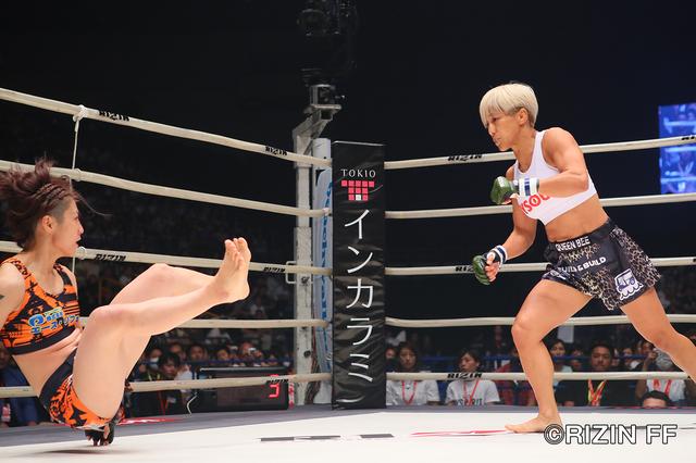画像5: 注目の“闘う母決戦”は打撃勝負で山本美憂に軍配が上がる 攻める姿勢を貫くも石岡沙織が涙の敗戦