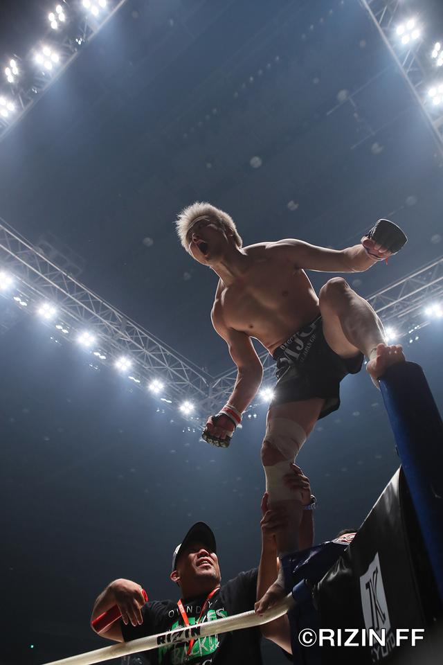画像8: “火の玉ボーイ”が劇的KO勝利 会場に大・五味コールが巻き起こる
