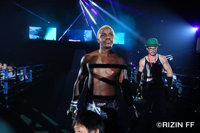 画像1: “火の玉ボーイ”が劇的KO勝利 会場に大・五味コールが巻き起こる