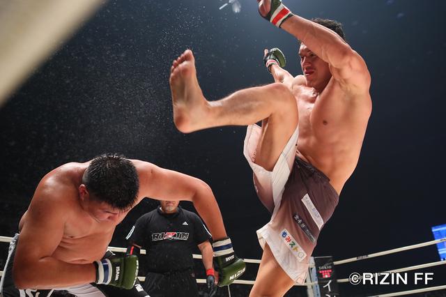 画像4: 両選手にイエローカードが提示される荒れ試合 ウヌルジャルガルがペースを掴んで勝利