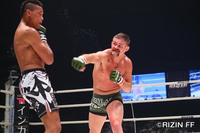 画像3: オープニングマッチを飾ったのはダロン・クルックシャンク! トム・サントスは無念のレフェリーストップ・・・