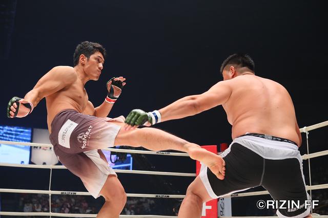 画像2: 両選手にイエローカードが提示される荒れ試合 ウヌルジャルガルがペースを掴んで勝利