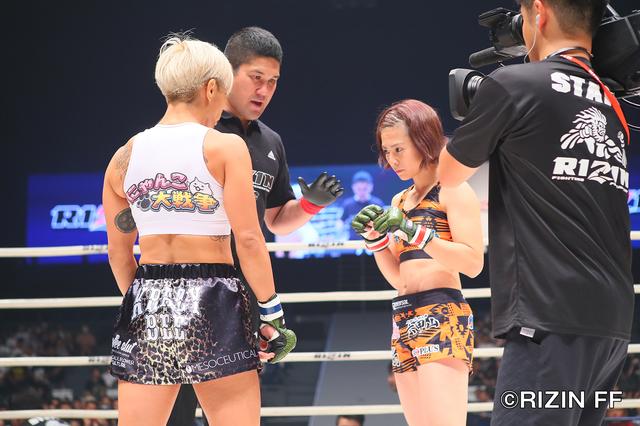 画像4: 注目の“闘う母決戦”は打撃勝負で山本美憂に軍配が上がる 攻める姿勢を貫くも石岡沙織が涙の敗戦