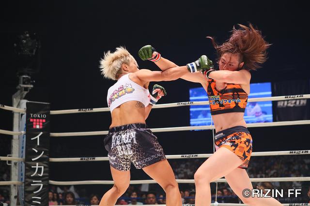 画像10: 注目の“闘う母決戦”は打撃勝負で山本美憂に軍配が上がる 攻める姿勢を貫くも石岡沙織が涙の敗戦