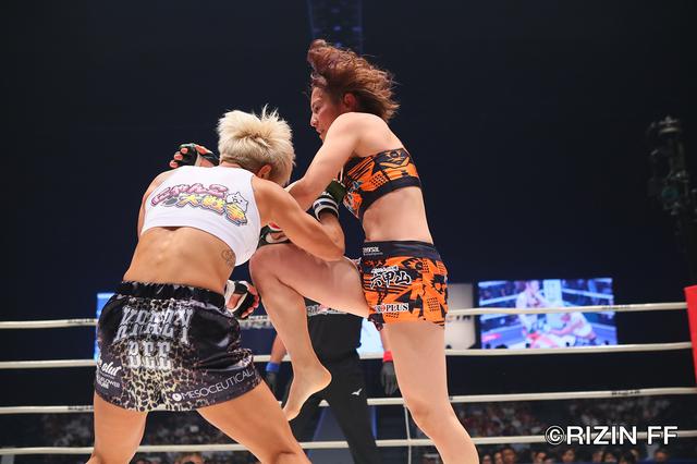 画像8: 注目の“闘う母決戦”は打撃勝負で山本美憂に軍配が上がる 攻める姿勢を貫くも石岡沙織が涙の敗戦