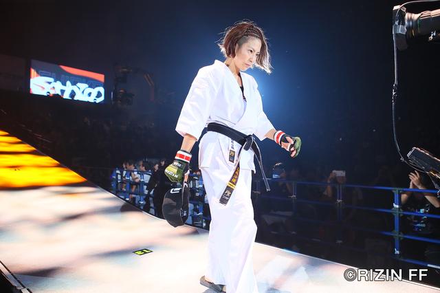 画像2: 注目の“闘う母決戦”は打撃勝負で山本美憂に軍配が上がる 攻める姿勢を貫くも石岡沙織が涙の敗戦