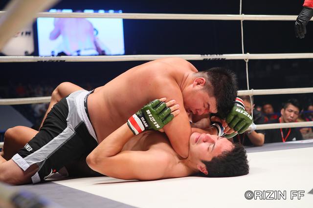 画像3: 両選手にイエローカードが提示される荒れ試合 ウヌルジャルガルがペースを掴んで勝利