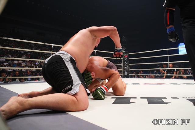 画像5: 両選手にイエローカードが提示される荒れ試合 ウヌルジャルガルがペースを掴んで勝利