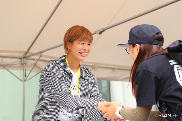 画像: ファンクラブブースで開催された握手会。一人一人に最高の笑顔で対応する浅倉カンナ選手。