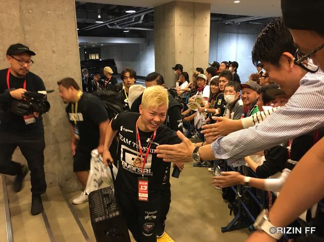 画像: バックスステージに潜入するイベントでは、リラックスした那須川選手の表情を見る事ができた。