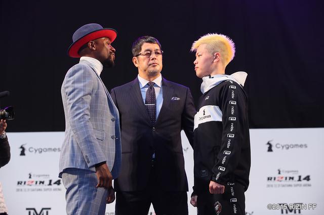 画像: 50戦無敗のフロイド・メイウェザー選手が登場すると会場のボルテージも一気にアップ。那須川天心選手とのフェイスオフではステージがフラッシュの嵐に包まれた。
