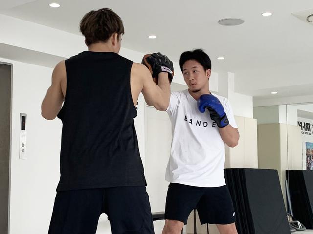 画像: ジム内に響く重い打撃をみせる兄・未来選手。