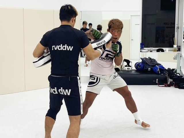 画像: 右のジャブからのコンビネーションを何度も確認する武田選手。