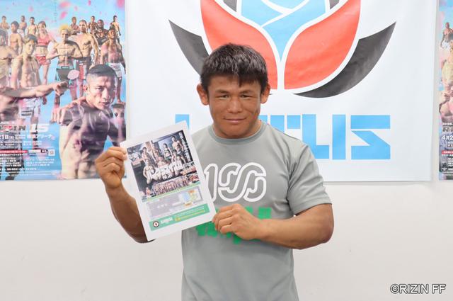 画像: ジムのチラシを手に撮影に応じる北岡選手