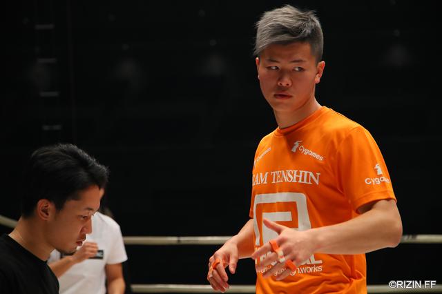 画像: 試合前に行われる選手のリングチェックの様子を見学。リラックスしている選手、既に戦闘モードの選手など様々な表情を見る事ができた。