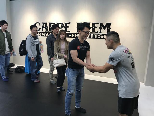 画像: 練習後には握手会が行われた。