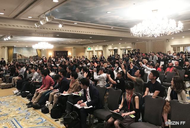 画像: 会場には出場全選手の他、マスコミ、ファンが詰めかけて会場を埋め尽くした。