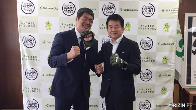 画像: RIZINグローブをつけて記念撮影を行った