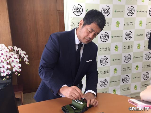 画像: RIZINグローブにサインを入れて清水勇人市長にプレゼント