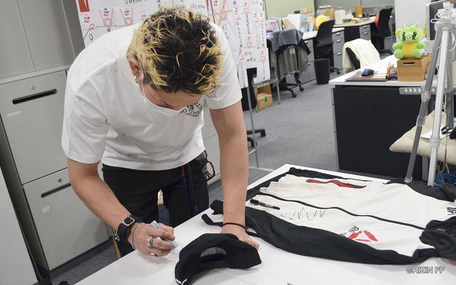 画像1: 直筆サイン入りUFCグッズ一式を佐々木憂流迦が出品!RIZINオークション