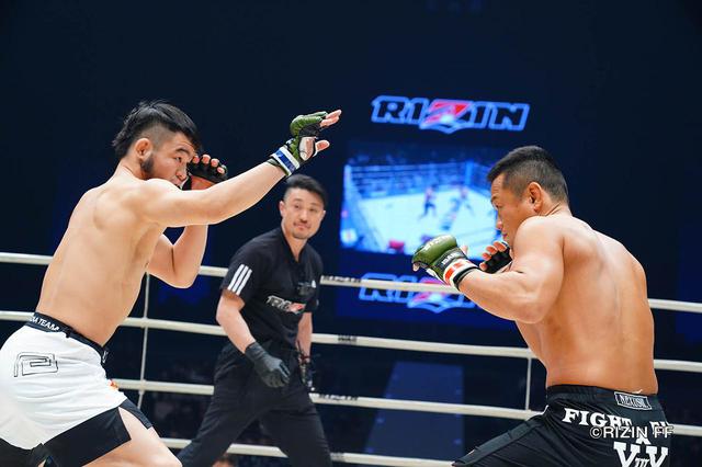 画像1: 「2年ぶりのRIZIN参戦、高谷が貫禄の判定勝ち!!」