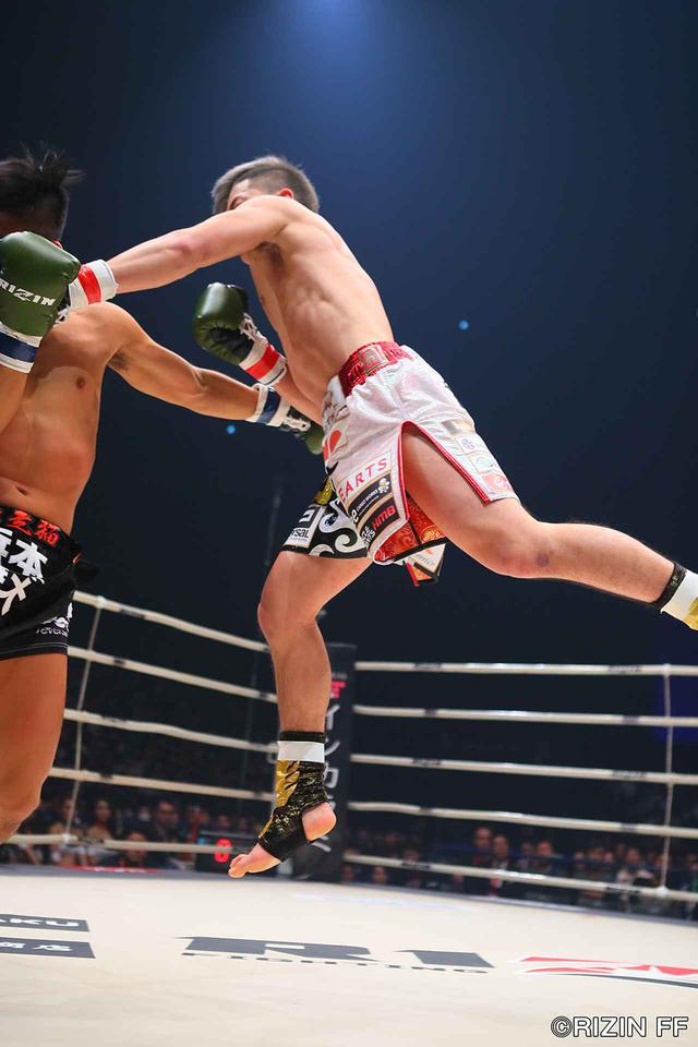 画像3: 「天心が飛びヒザ蹴りで浜本を粉砕!決勝へ!!」