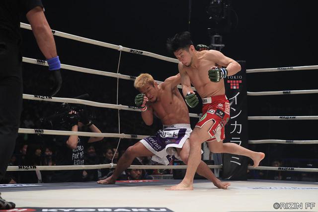画像3: 「石渡が大塚を判定で破り、決勝の堀口戦へ!!」