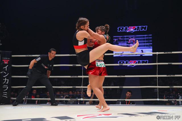 画像2: 「RENAが余裕のKO勝ち。笑顔で優勝宣言!!」