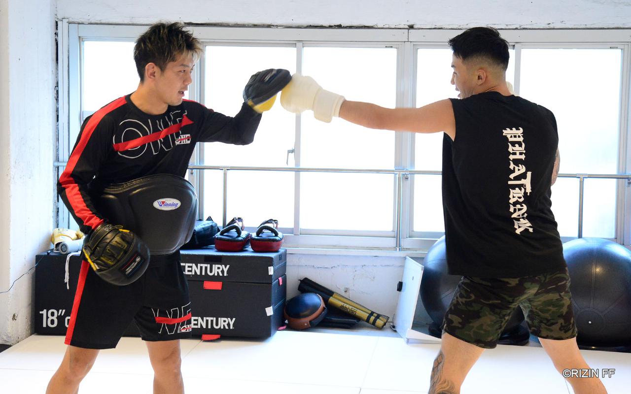 画像 : 2番目の画像 - 萩原京平・皇治 公開練習（ミット打ち） - RIZIN FIGHTING FEDERATION オフィシャルサイト