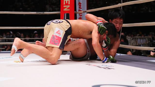 画像2: 朝倉の蹴りを封じた斎藤のタックル