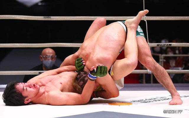 画像5: 下から攻める瀧澤、コントロールする扇久保