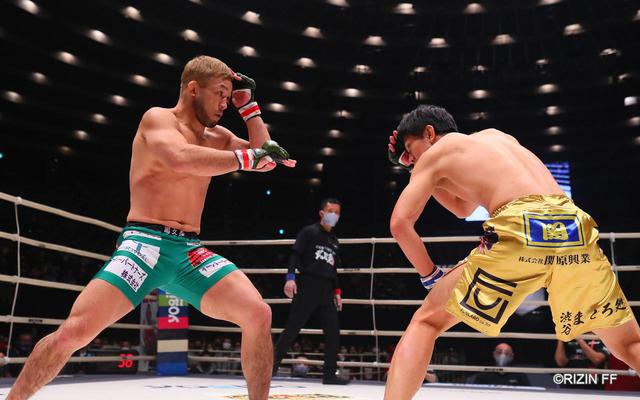 画像2: タックルを警戒する瀧澤vs.タックルに行かない扇久保