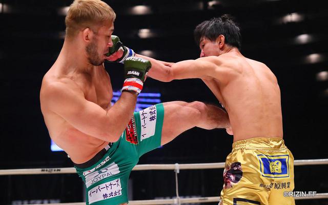画像3: タックルを警戒する瀧澤vs.タックルに行かない扇久保