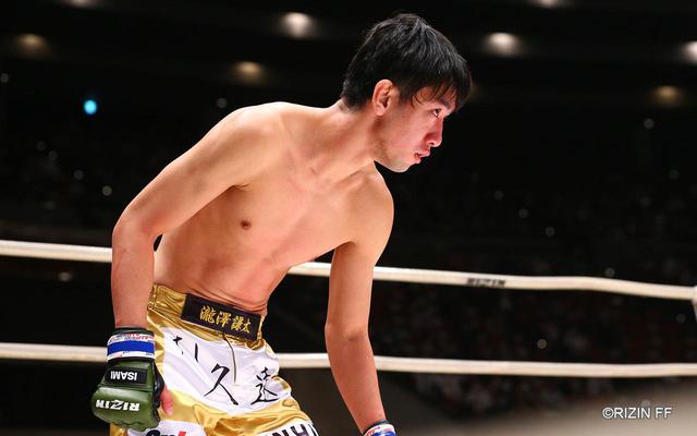 画像1: タックルを警戒する瀧澤vs.タックルに行かない扇久保