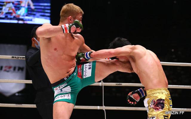 画像3: 『離れ際』も甘くない!扇久保の追撃