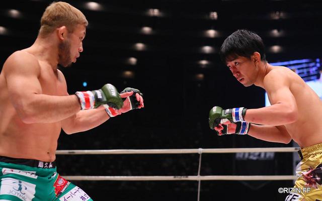 画像4: タックルを警戒する瀧澤vs.タックルに行かない扇久保