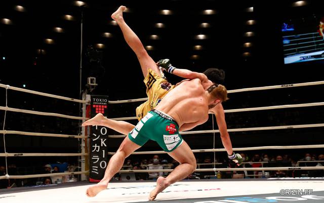 画像3: 下から攻める瀧澤、コントロールする扇久保