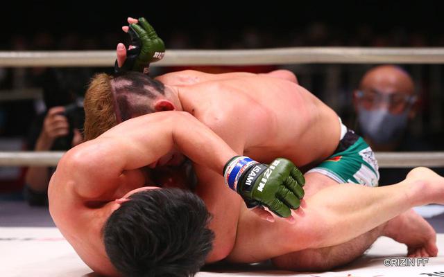 画像2: 下から攻める瀧澤、コントロールする扇久保