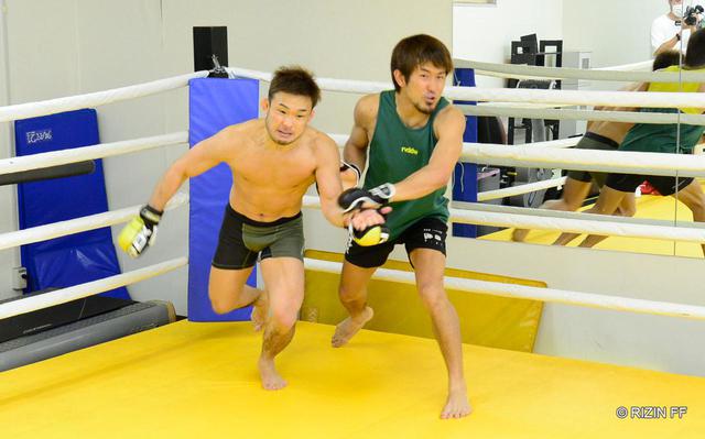 画像1: 公開練習でプロレス?発案者・岡田の意図とは