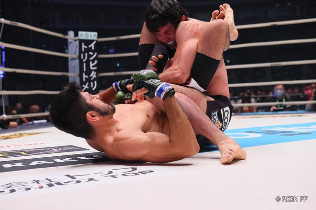 画像: サトシがムサエフに三角絞めで勝利!念願の初代RIZINライト級王者へ