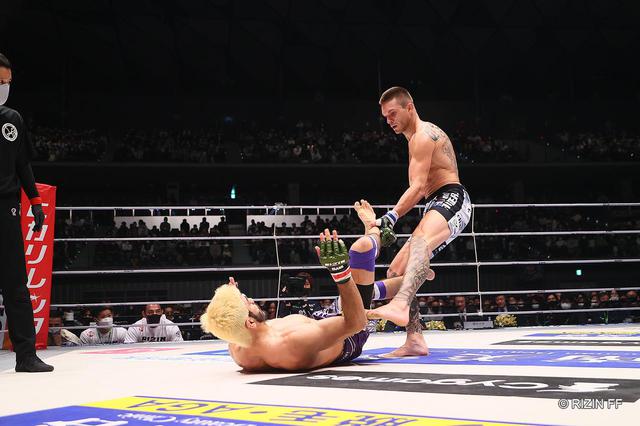 ⭕️直筆サイン入り⭕️  RIZIN.35  ジョニー・ケース  B2サイズ HATTRICK（ハットトリック）-選手の想いをファンへ届ける公式