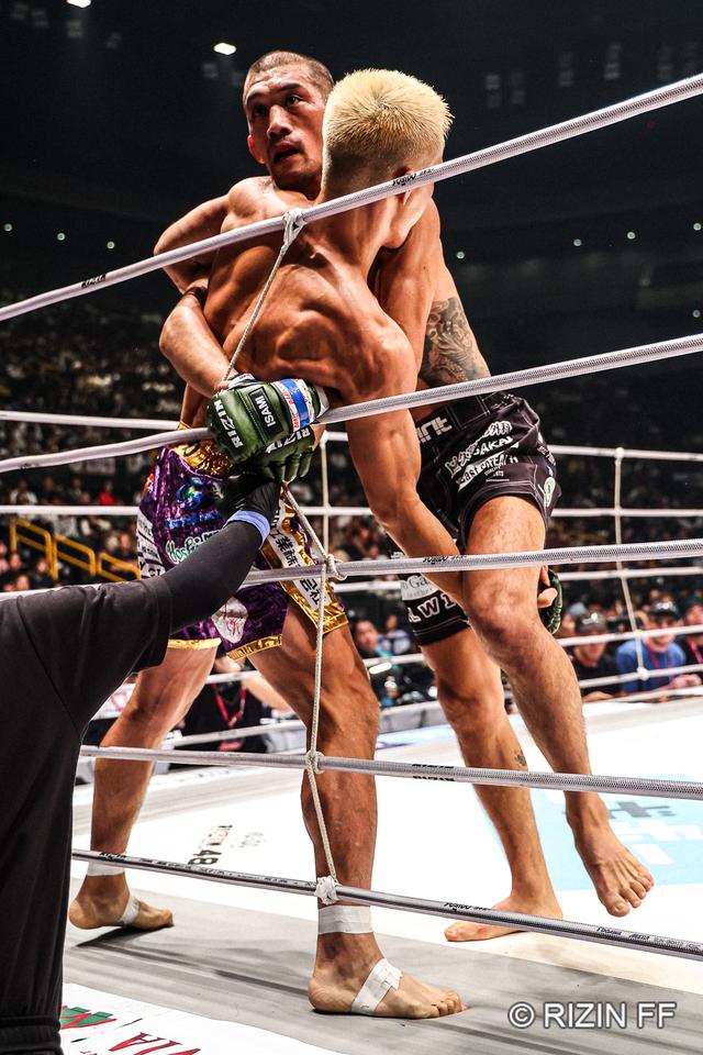 試合結果】Yogibo presents RIZIN.48 第6試合／牛久絢太郎 vs. 佐藤将