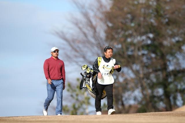 画像: *昨年の日本シリーズ、宮里優作の初優勝を支えたのは杉澤キャディ