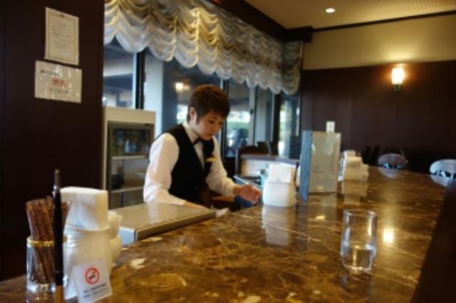画像: 場違い感丸出しな私はまず、心を落ち着けるべくバーカウンターでコーヒーを飲む…。普段はこんな優雅なことしませんが、いいんです。少しでも大阪GCの魅力と雰囲気に触れたいじゃないですか!(言い訳)