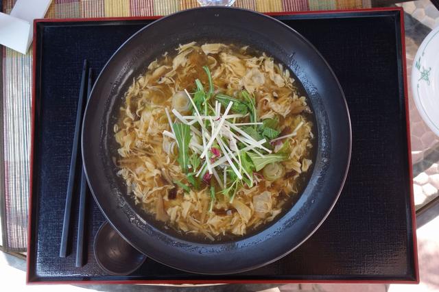 画像: フカヒレラーメン。酸味とコクが後を引き、N村隊員、スープ完飲。ごっつぁんでした。