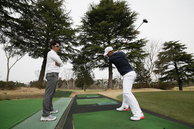 画像: 石井忍コーチとスウィング調整を行う薗田プロ ph/岡沢裕行