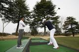 画像: 石井忍コーチとスウィング調整を行う薗田プロ ph/岡沢裕行